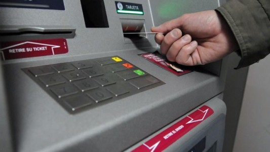 Rosario: olvidó la tarjeta en el cajero, se la robaron y el ladrón que la usó fue detenido