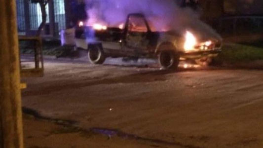 ¿Volvieron los quemacoches? Se incendió una camioneta en barrio Los Hornos