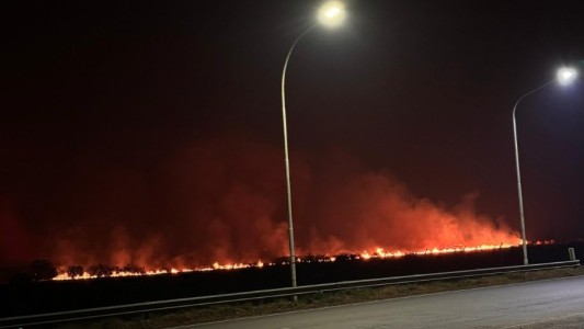 Quema de pastizales: feroz incendio en inmediaciones del Aeropuerto de Sauce Viejo