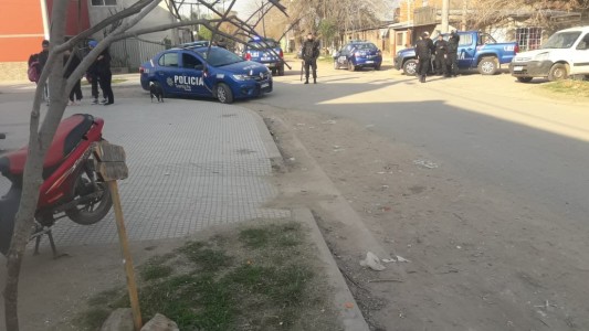 Presencia policial en la escuela "Zapata Gollán" de barrio Aceria