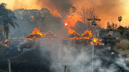 Un grave incendió consumió el predio del Club Puerto Príncipe en Santo Tomé