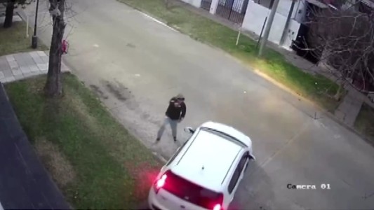 Delincuente le apuntó con un arma mientras salía de su casa