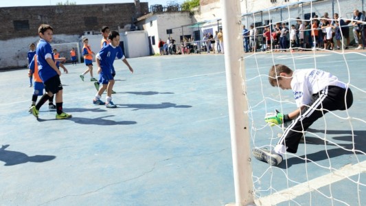 El gobierno provincial firmó convenios para mejorar los clubes deportivos