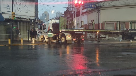 Camión realizó mala maniobra y cortó el tránsito en el centro de Santa Fe