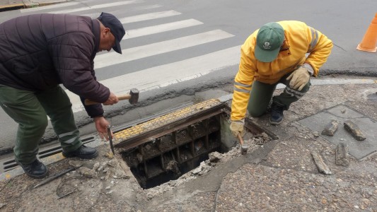 Se reparó la tapa de la boca de tormenta de Suipacha y San Jerónimo