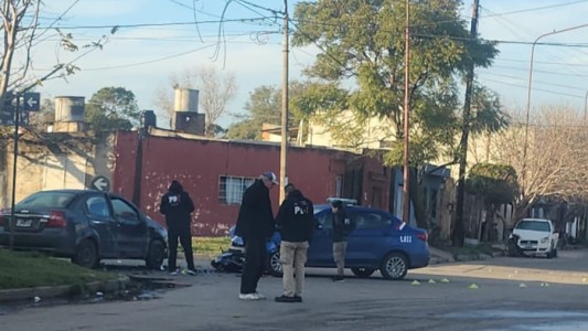 Patrullero quedó destruido tras chocar con auto en barrio Los Hornos
