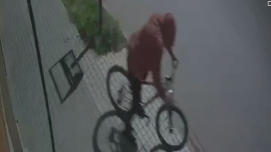 Video: por robar una bicicleta quedó filmado en cámara de seguridad