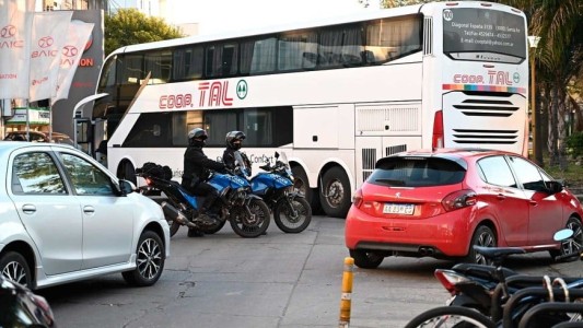 Colectivo quedó atascado y generó inconvenientes en el tránsito