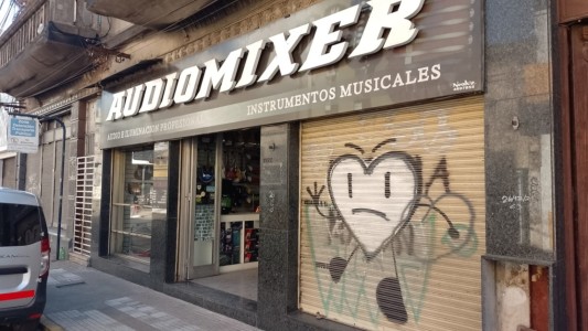 Delincuentes perforaron una pared y causaron estragos en negocio del macrocentro