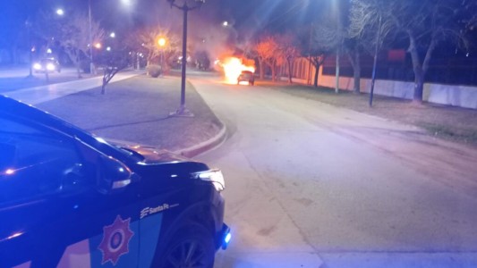 Se incendió auto en pleno centro de Recreo