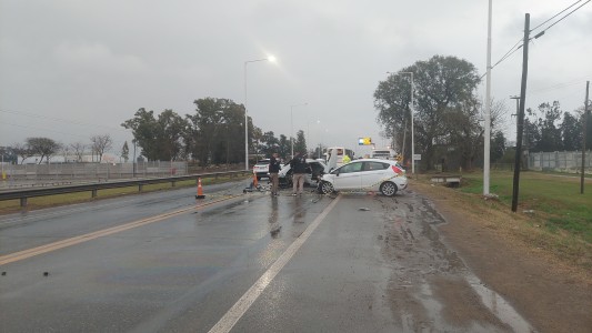 Video: dos autos chocaron de frente en la autovía 19