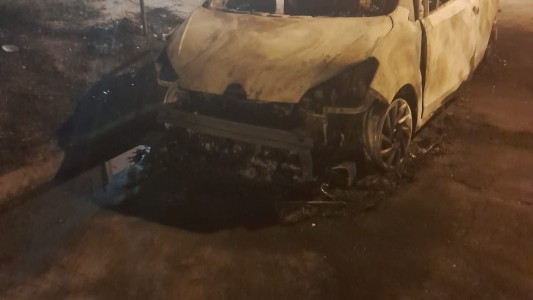 Incendiaron un auto en barrio Mayoraz: las pérdidas son totales