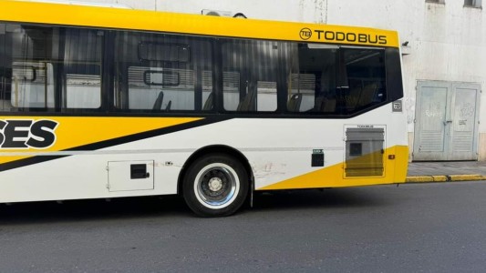 Una camioneta chocó a colectivo y se dio a la fuga