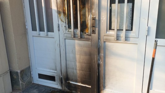 Video: Quedó filmado mientras prendía fuego el portón de un comercio