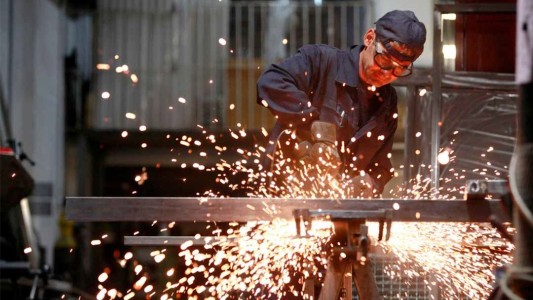 La industria subió en julio, pero sigue en caída: 14,6% anual