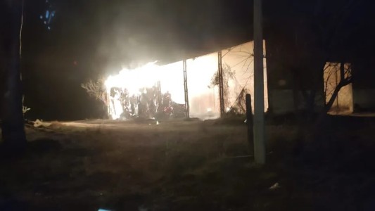 Imágenes: se incendió un galpón en Sauce Viejo