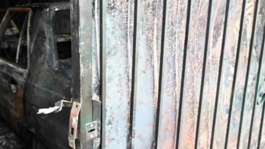 Imágenes: se quemaron dos autos en una cochera de Santa Fe