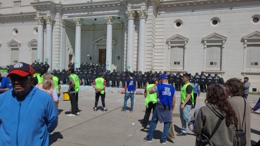 Incidentes en la Legislatura: siete policías resultaron heridos