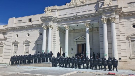 El bloque Unidos repudió los hechos de violencia en la Legislatura y hará una denuncia penal
