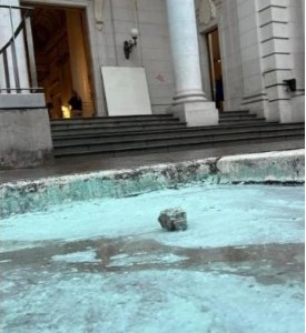 Tras los incidentes de ayer, continúa la limpieza en la Legislatura