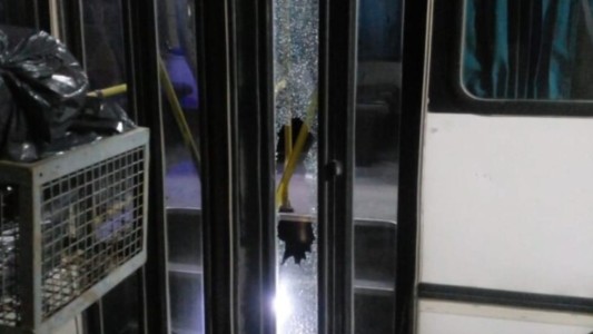 Otro colectivo fue atacado a piedrazos en la ciudad