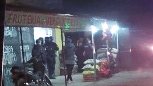 Allanaron una verdulería y secuestraron un auto robado