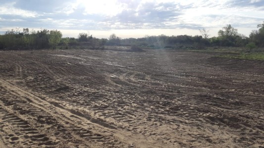 Preocupación de vecinos de Colastiné por movimiento de tierra cerca de la defensa