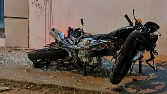 Un accidente entre una moto y un auto dejó a un hombre herido y en grave estado