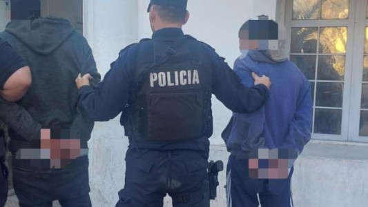 Irresponsables manejando: eran cinco en una moto y cuando la policía los detuvo los agredieron