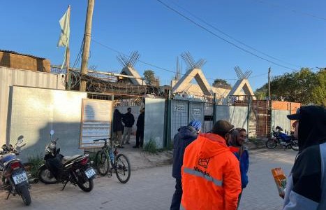 Despidieron a un centenar de trabajadores de dos obras