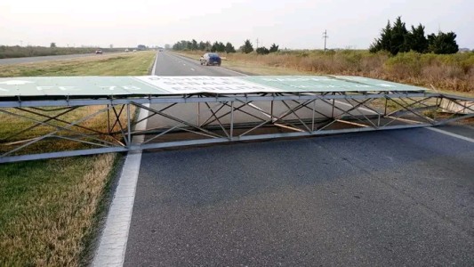 Se desplomó un cartel indicador sobre la autopista Santa Fe - Rosario