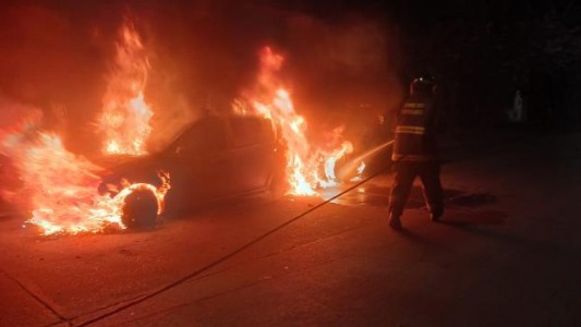Video: Se quemaron dos autos en la misma cuadra