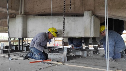 Puente Carretero: avanza la reparación con la instalación de ménsulas