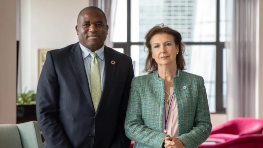 Mondino acordó con el Reino Unido reanudar los vuelos a las Islas Malvinas