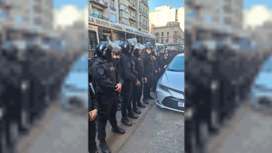 Forcejeos y tensión frente al Congreso en una nueva marcha de jubilados