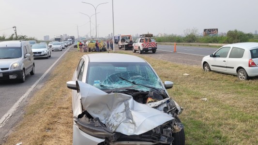Tránsito: giró en "U" en la autopista y provocó un fuerte accidente