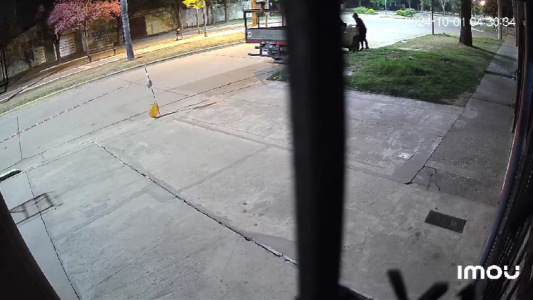 Robó la batería de un auto, quedó filmado y fue detenido por la policía