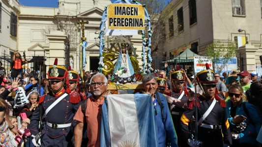 Fieles peregrinan a Luján para pedirle y agradecerle a la Virgen