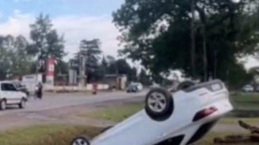 Auto volcó y terminó en un zanjón en Monte Vera