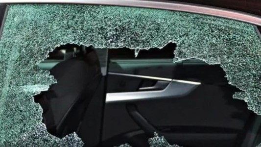 En pleno Boulevard le rompieron la ventanilla del auto y le robaron varios elementos