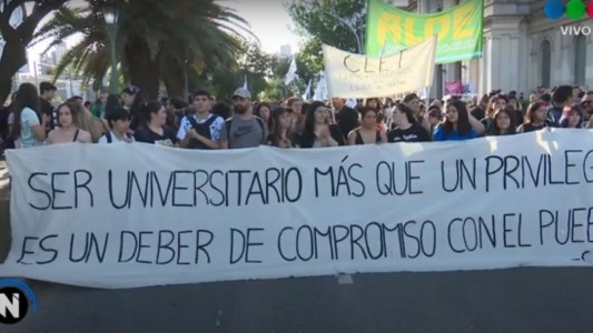 Clase abierta, ruidazo y protesta en la Facultad de Derecho
