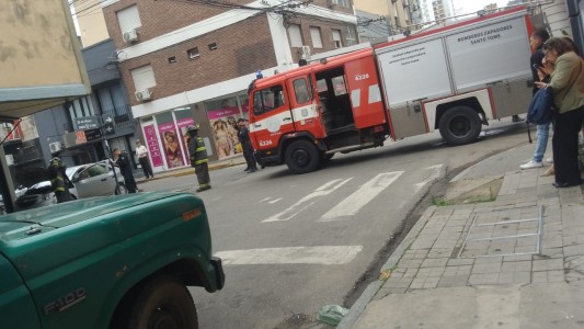 Impactante accidente en pleno centro santafesino: comercio terminó con la vidriera rota