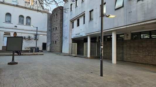 Multaron a comercios céntricos por arrojar basura en una plazoleta