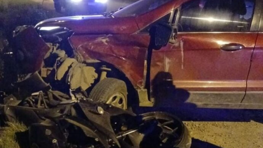 Impactante choque entre un auto y una moto en el ingreso a Monte Vera