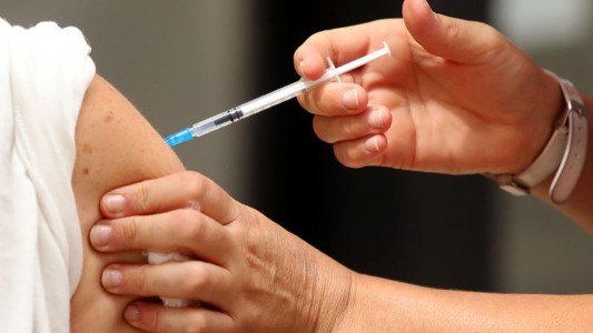 Vacuna contra el dengue: amplían el rango de edad para bomberos, personal de salud y policías hasta los 59 años