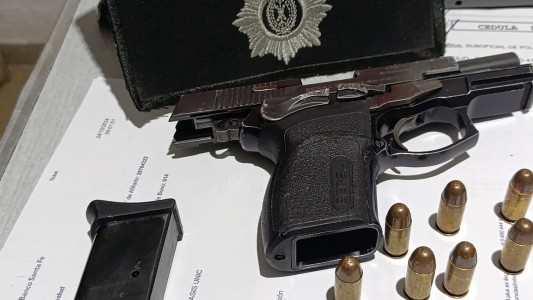 Detuvieron a un ladrón que estaba asaltando a un hombre con un arma de guerra