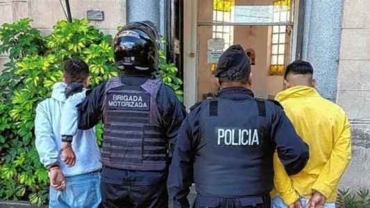 Persecución en Barrio Candioti: detienen a dos jóvenes con arma de guerra cargada