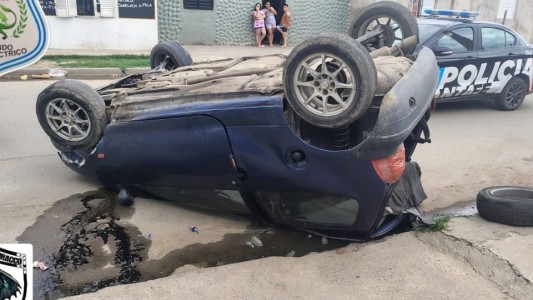 Por esquivar un bache chocó un auto estacionado y terminó volcando