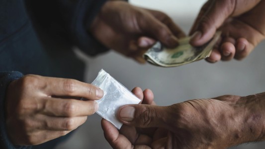 Una mujer y su hijo quedaron en prisión preventiva por vender drogas