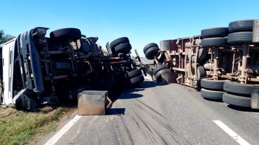 Volcó un camión con acoplado en la Ruta Nacional 34